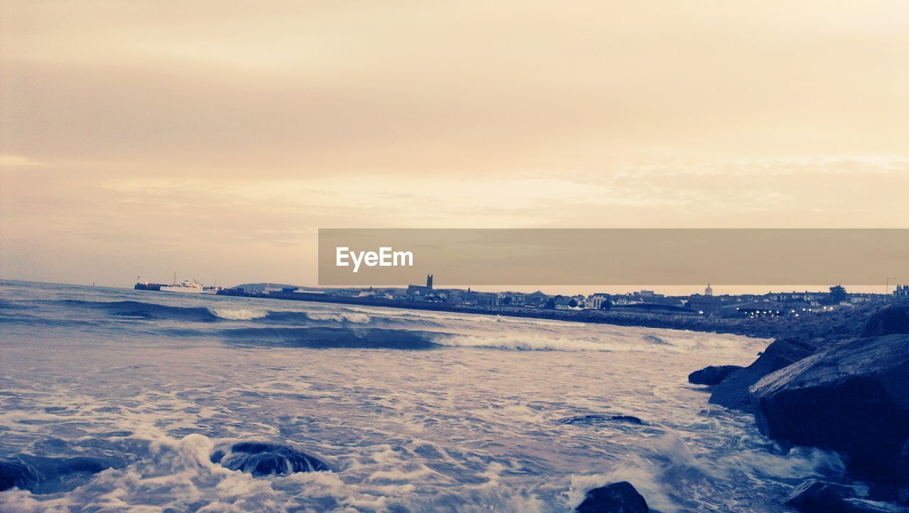 SCENIC VIEW OF SEA AGAINST SKY DURING WINTER