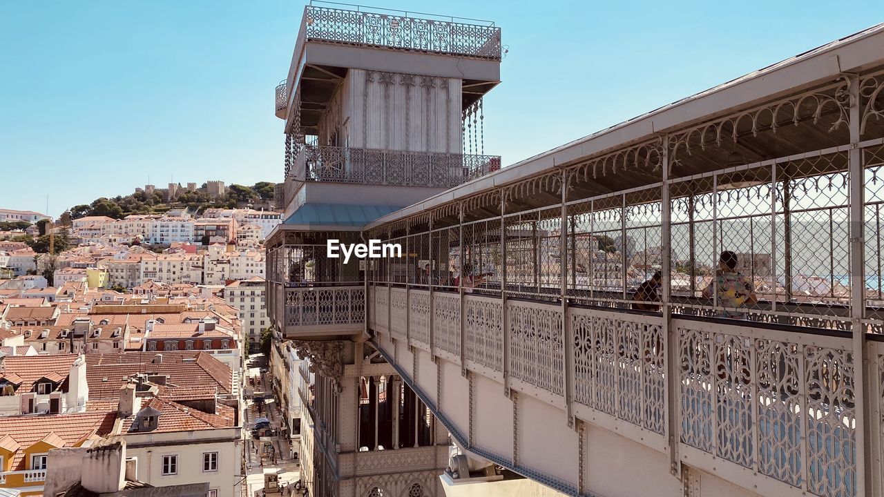 HIGH ANGLE VIEW OF BUILDING IN CITY