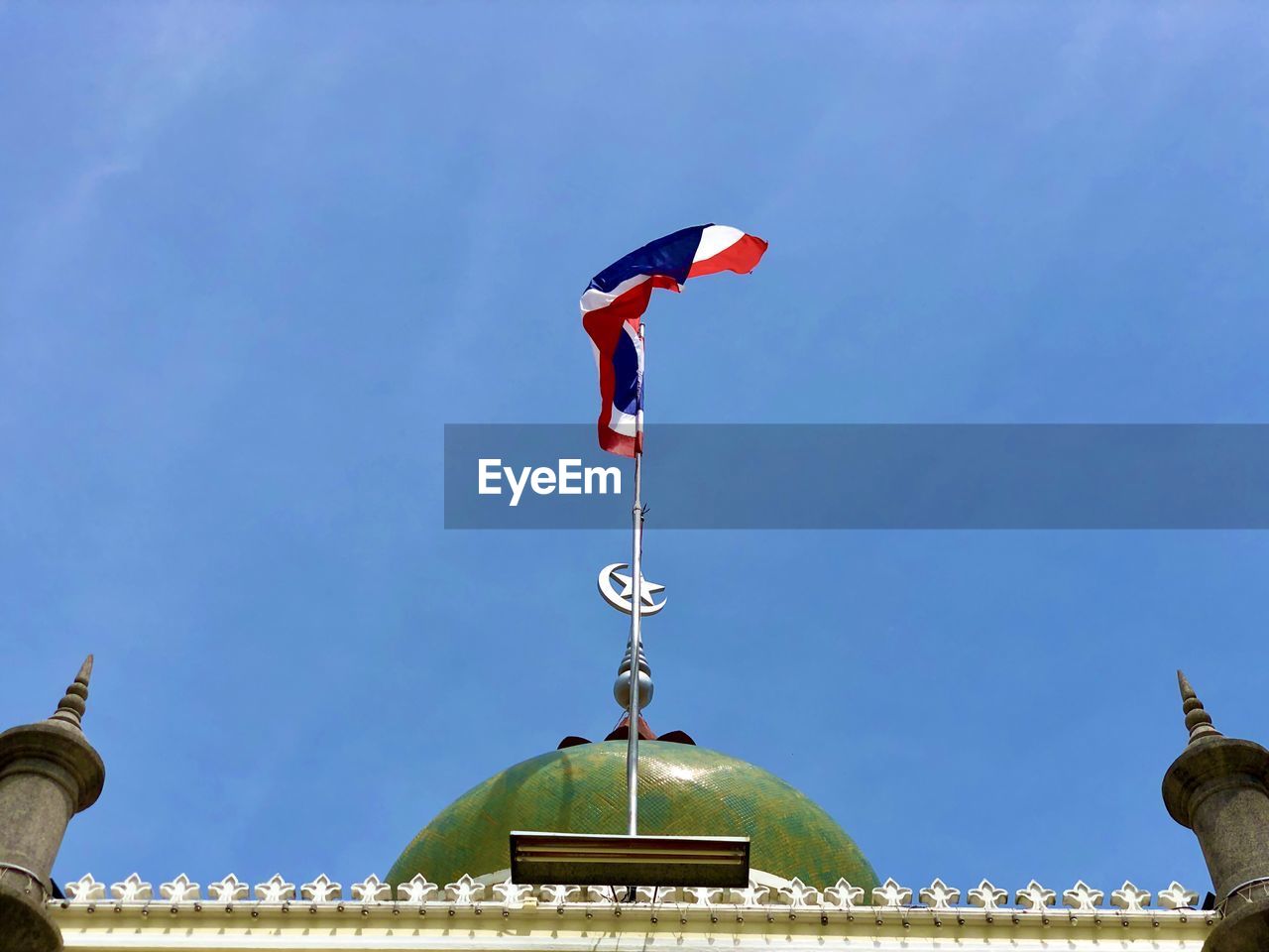 The top dome of the mosque with thailand flag