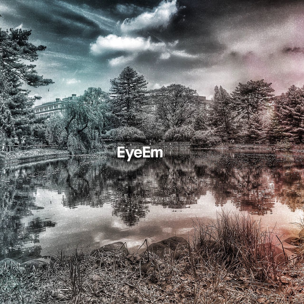 SCENIC VIEW OF LAKE AGAINST CLOUDY SKY