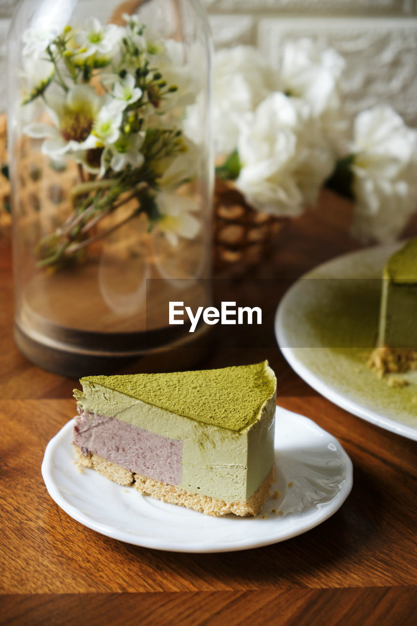 CLOSE-UP OF CAKE ON TABLE