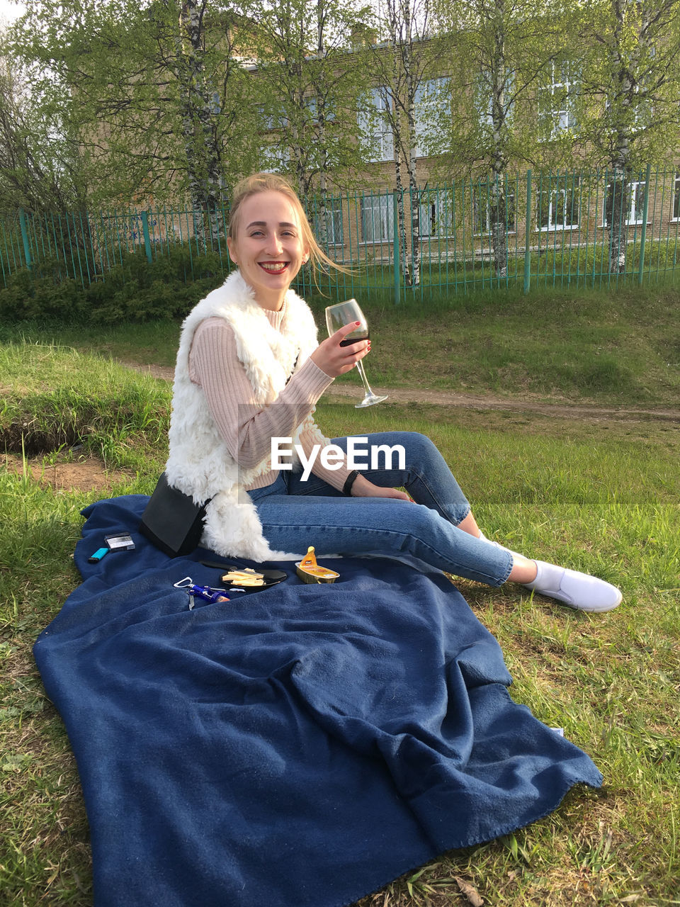 FULL LENGTH OF WOMAN SITTING ON FIELD