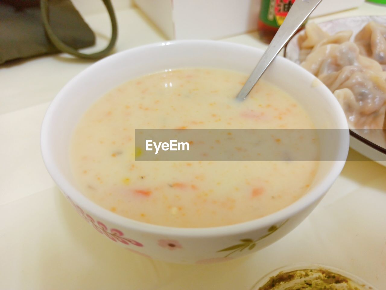 HIGH ANGLE VIEW OF SOUP IN BOWL