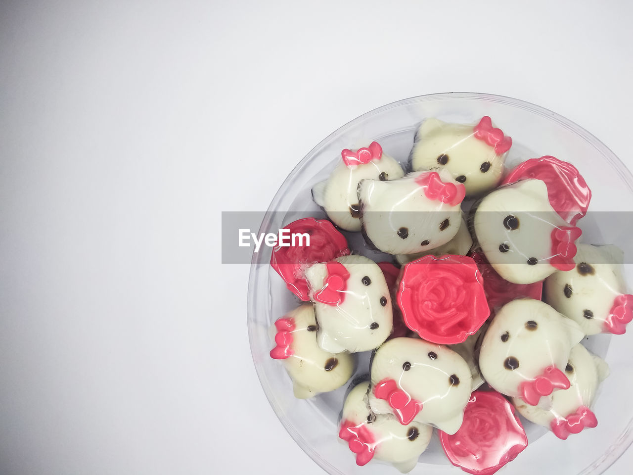 HIGH ANGLE VIEW OF EGGS IN BOWL