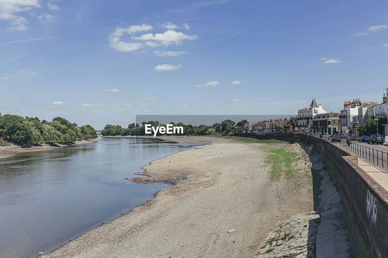 SCENIC VIEW OF RIVER AGAINST SKY IN CITY