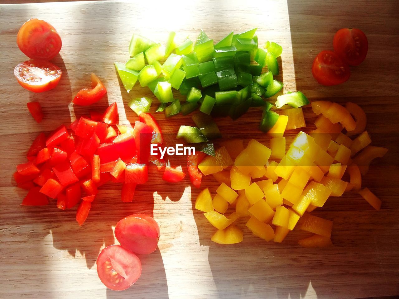 CLOSE-UP OF CHOPPED VEGETABLES IN CONTAINER