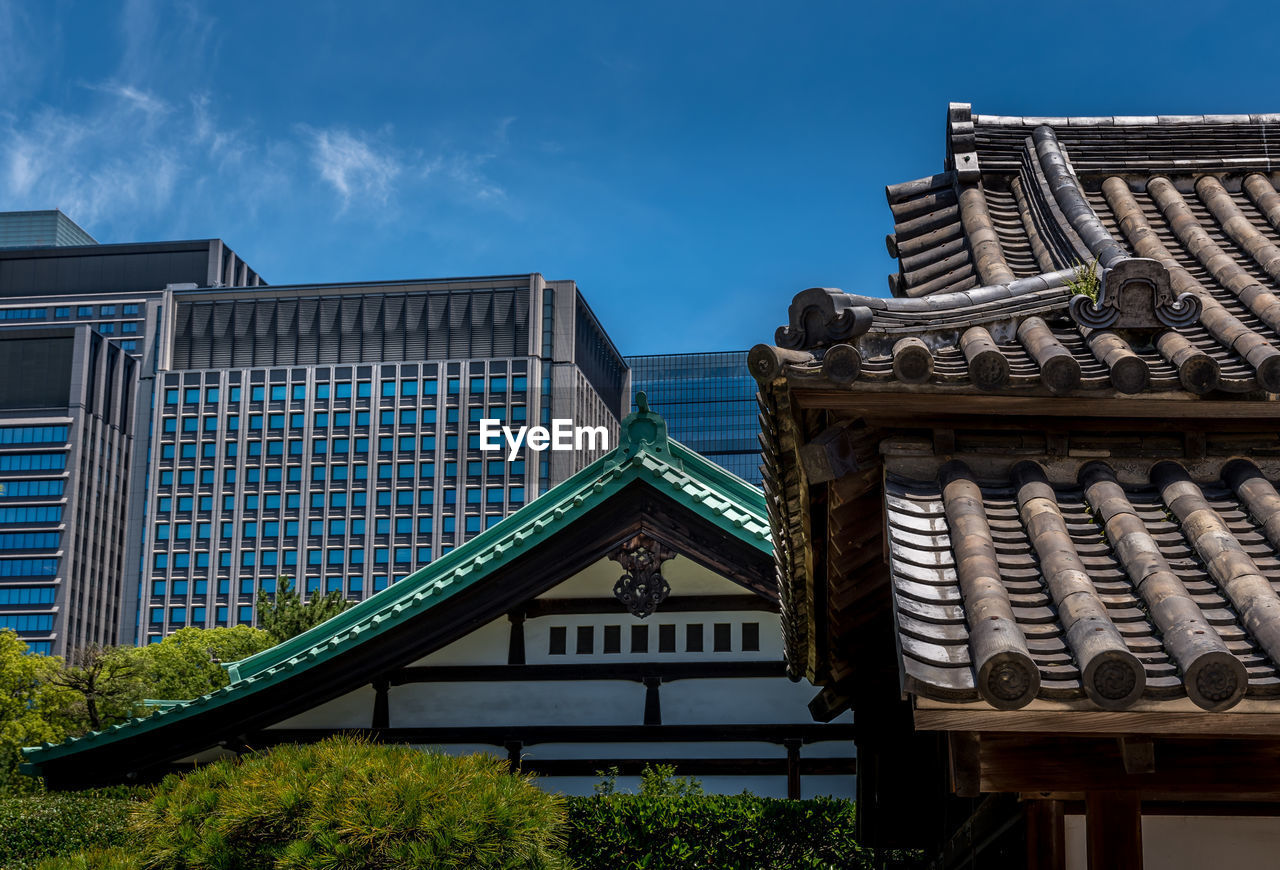 LOW ANGLE VIEW OF ROOF AND BUILDING AGAINST SKY