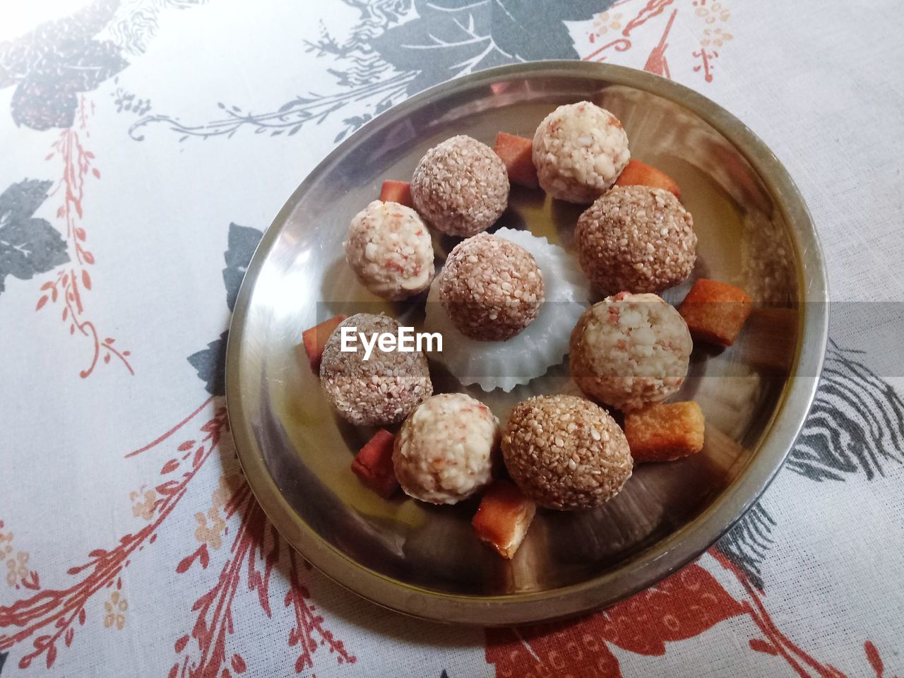 HIGH ANGLE VIEW OF BREAKFAST IN BOWL