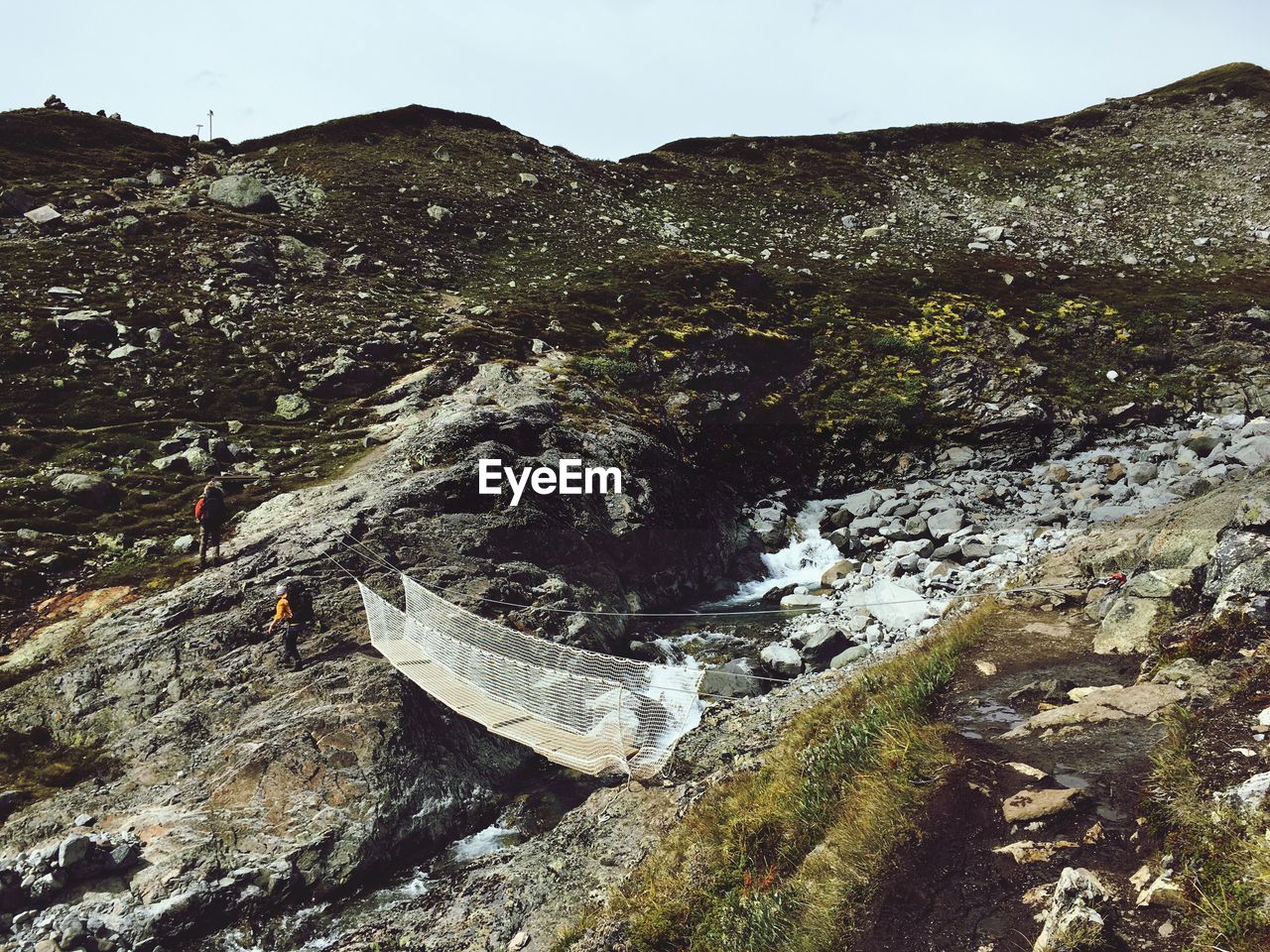 AERIAL VIEW OF MOUNTAIN AGAINST SKY