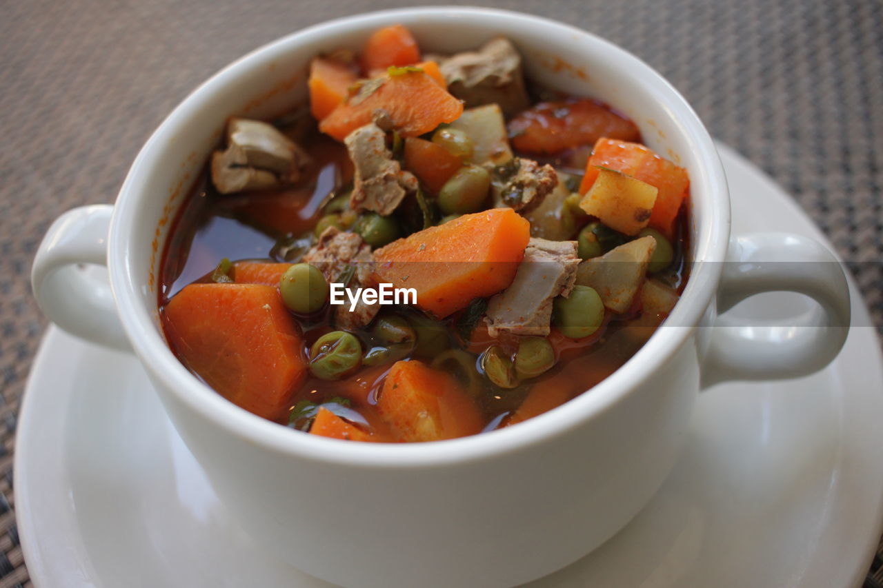 HIGH ANGLE VIEW OF SOUP IN BOWL ON TABLE