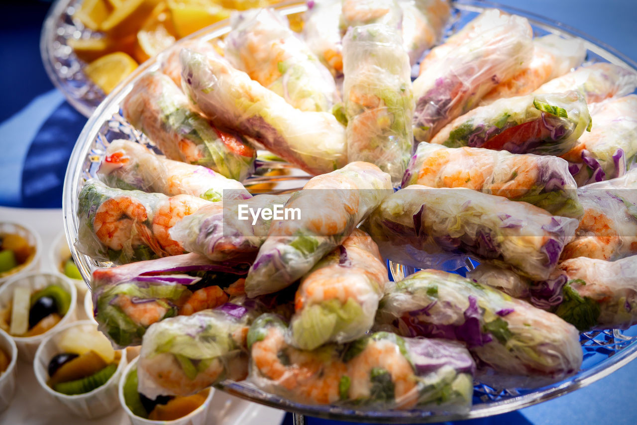 CLOSE-UP OF FRESH VEGETABLES IN PLATE