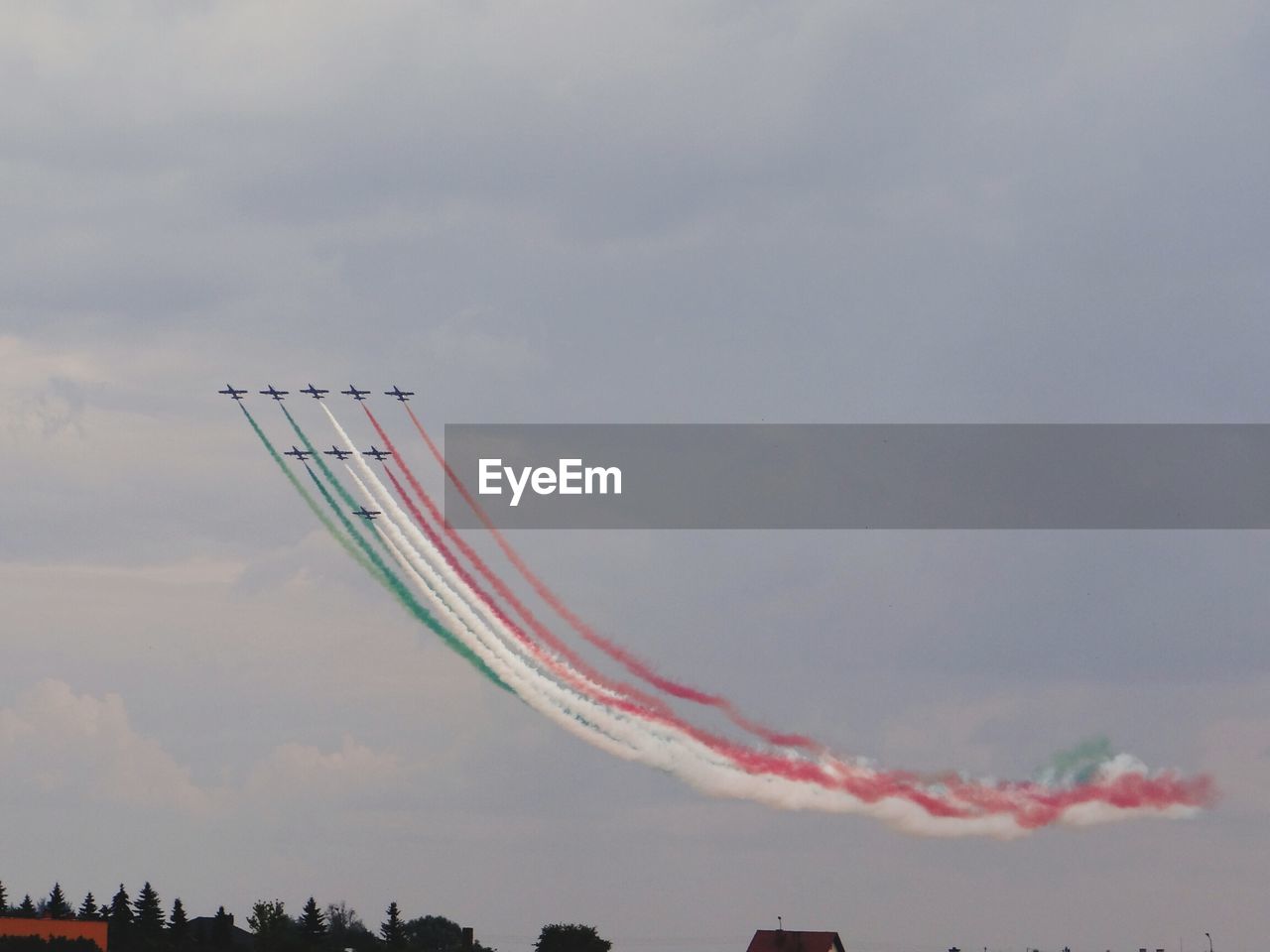 AERIAL VIEW OF AIRPLANE FLYING IN SKY