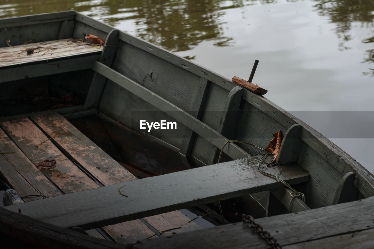 HIGH ANGLE VIEW OF ABANDONED BOAT AT LAKE