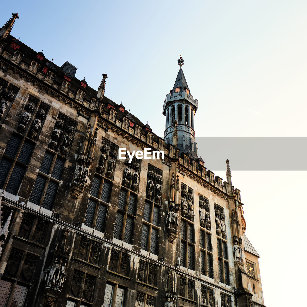 LOW ANGLE VIEW OF OLD BUILDING AGAINST SKY