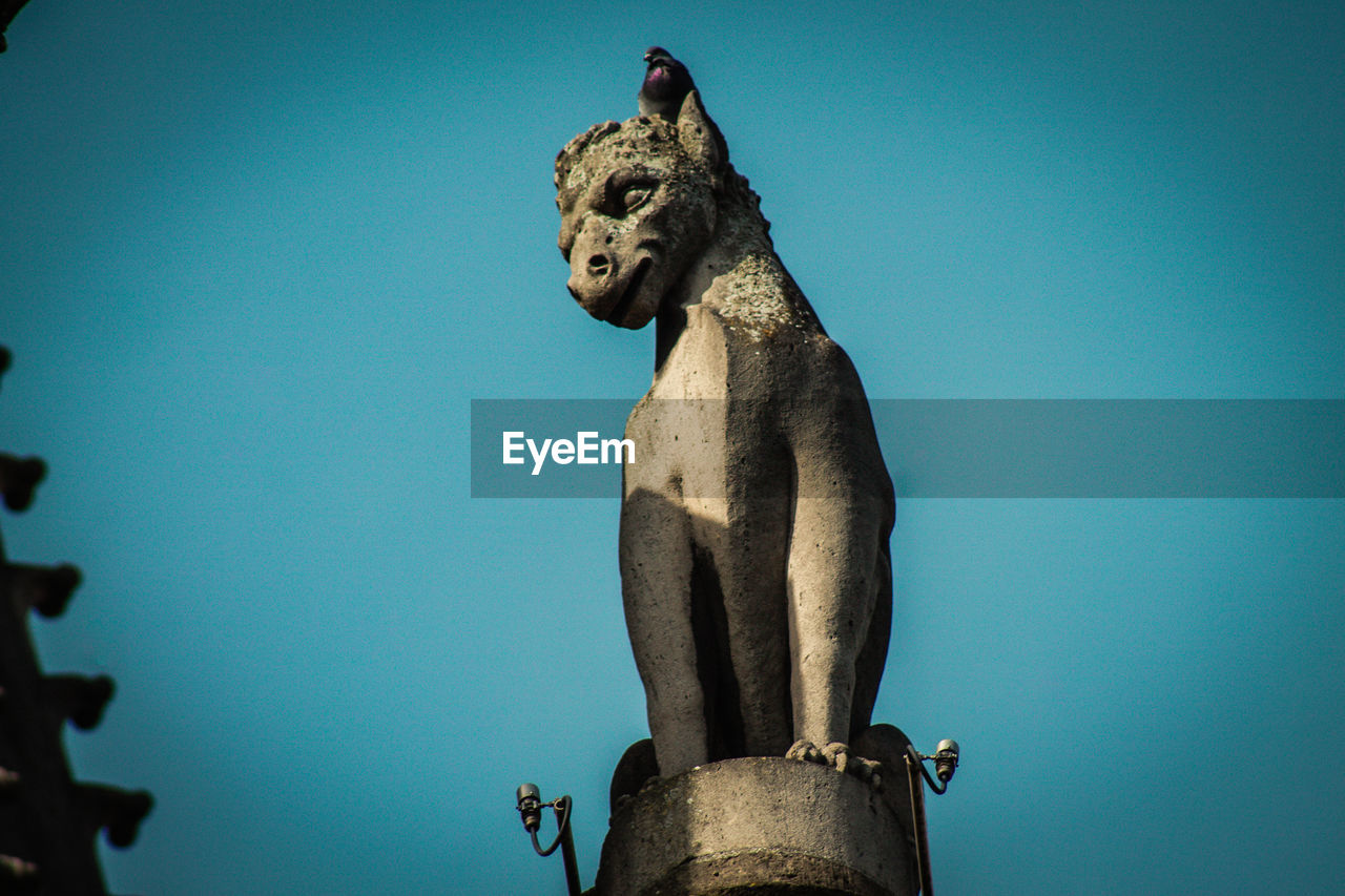 LOW ANGLE VIEW OF STATUE AGAINST CLEAR SKY