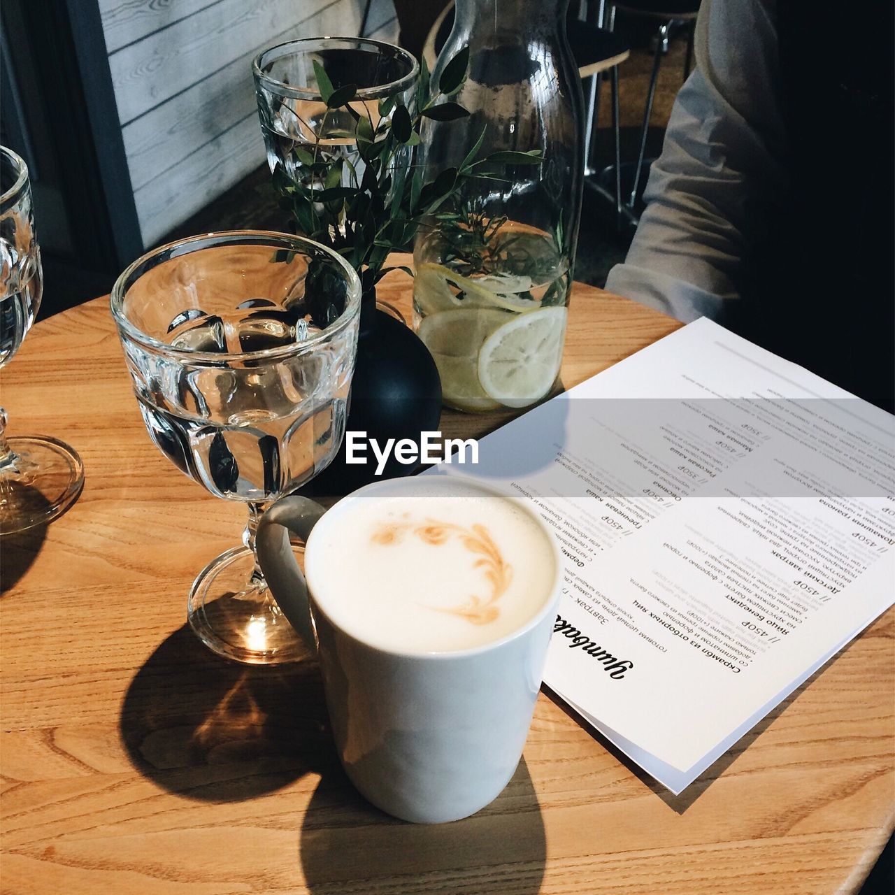 HIGH ANGLE VIEW OF DRINK ON TABLE