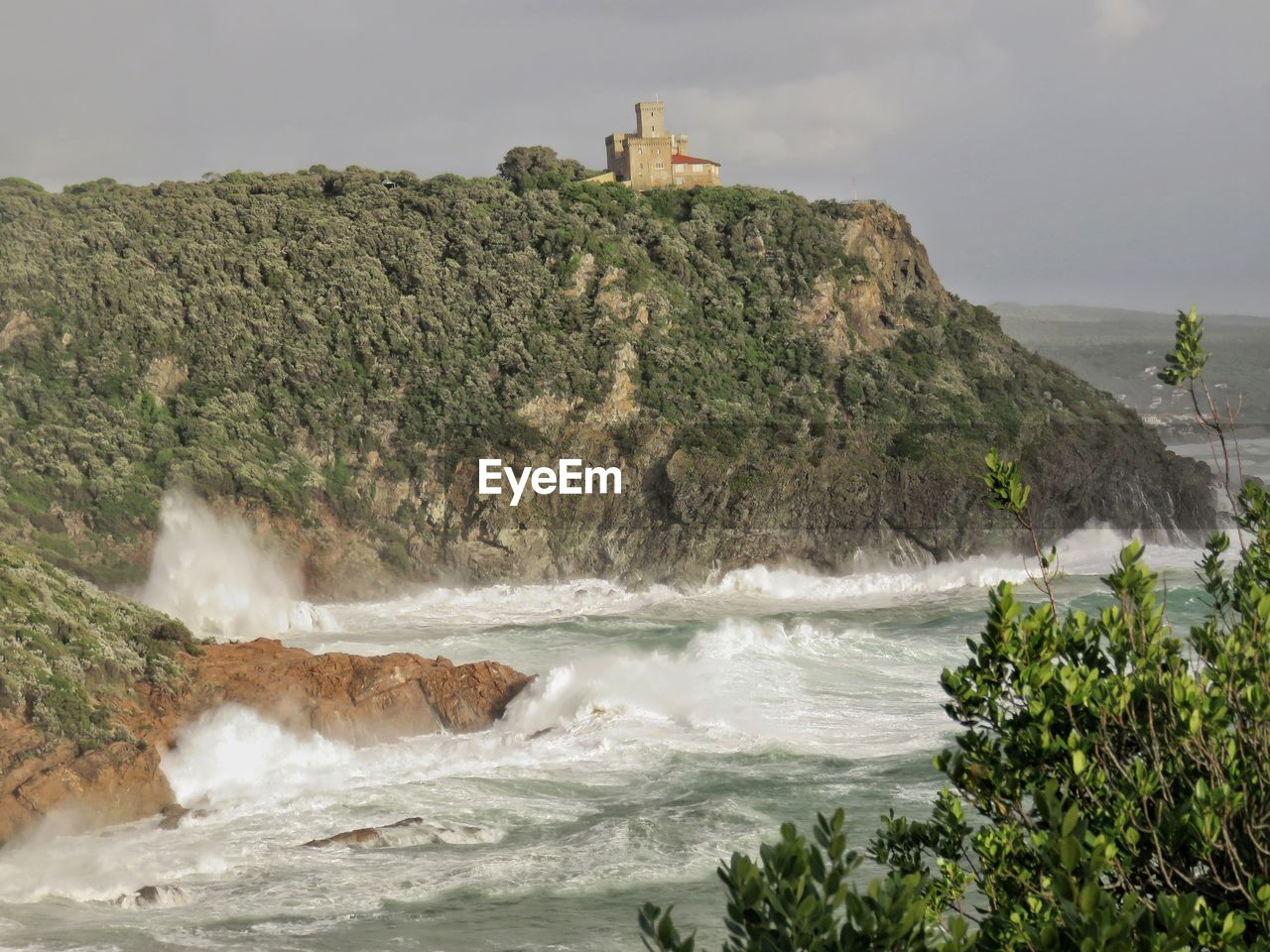 SCENIC VIEW OF SEA AGAINST ROCKS