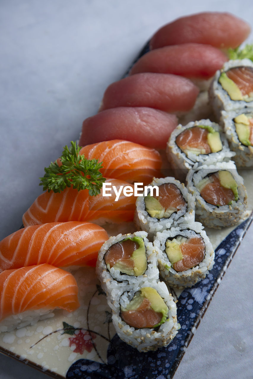 HIGH ANGLE VIEW OF SUSHI IN PLATE