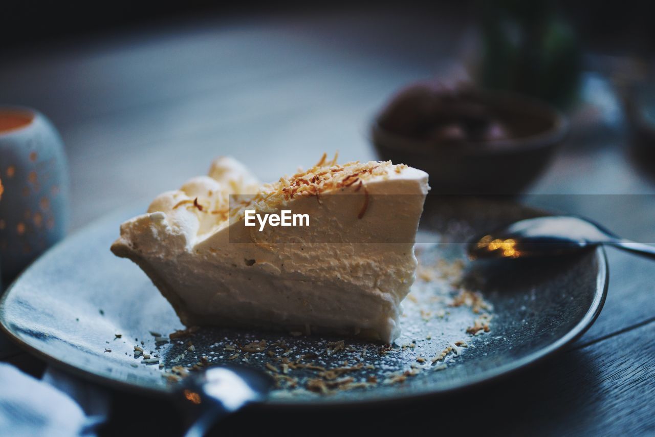 CLOSE-UP OF ICE CREAM ON PLATE