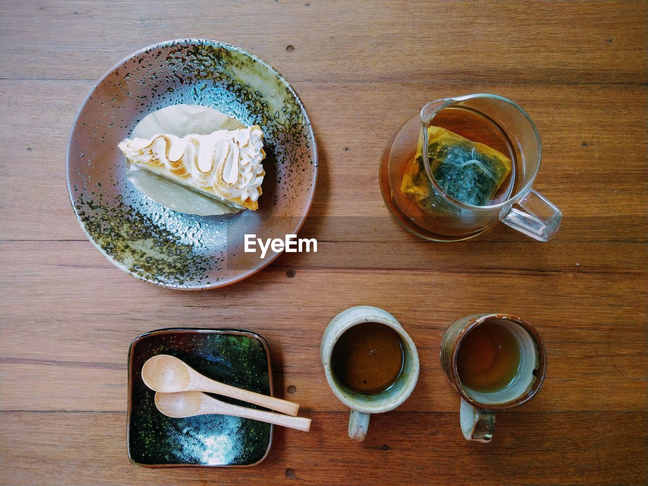 DIRECTLY ABOVE SHOT OF COFFEE CUP AND TABLE