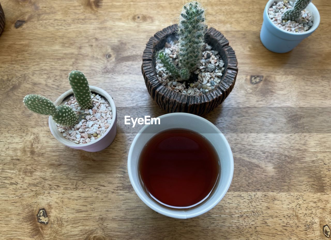 HIGH ANGLE VIEW OF TEA SERVED WITH SPOON AND TABLE