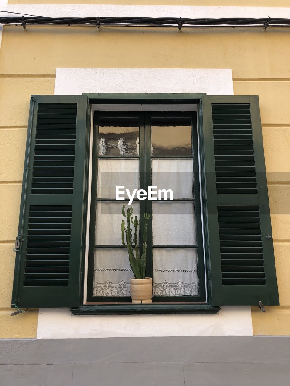 LOW ANGLE VIEW OF WINDOW OF BUILDING