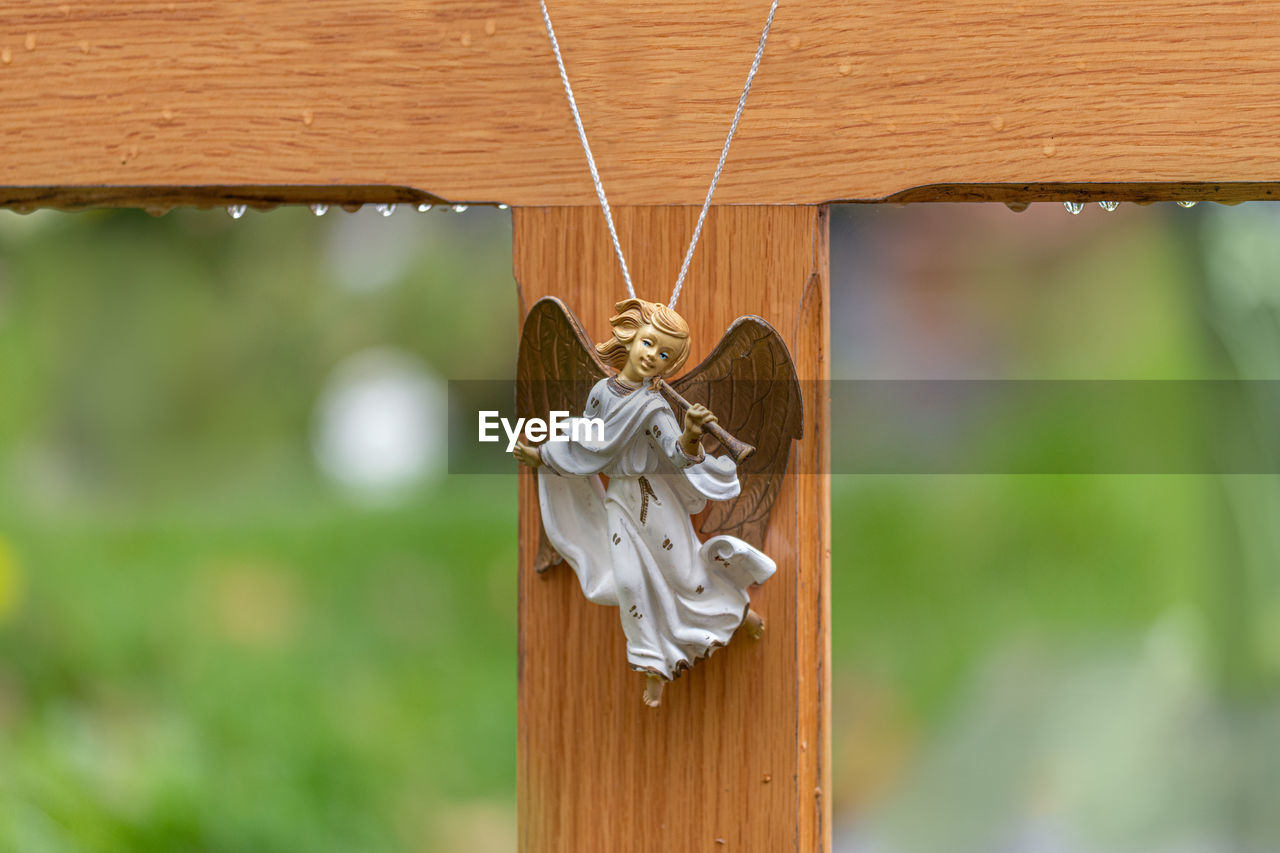 CLOSE-UP OF HEART SHAPE HANGING ON ROPE