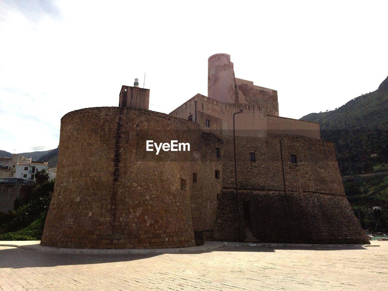 LOW ANGLE VIEW OF OLD RUINS