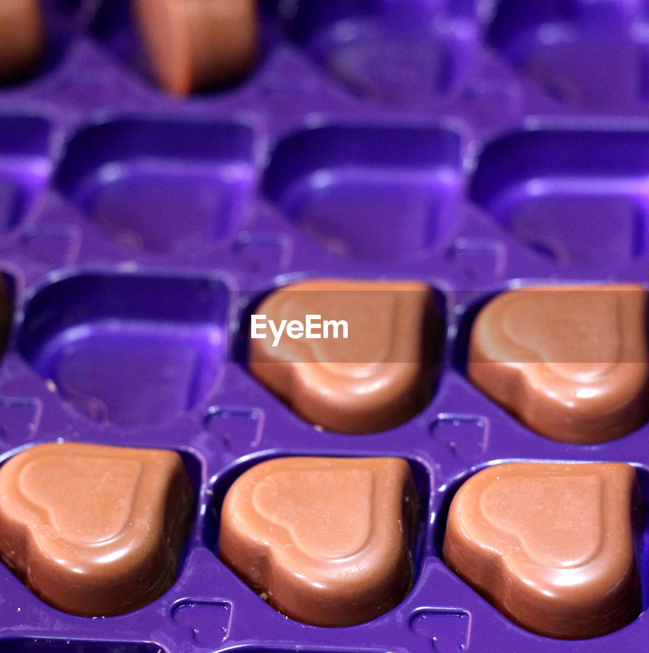 FULL FRAME SHOT OF MULTI COLORED CANDIES IN TRAY