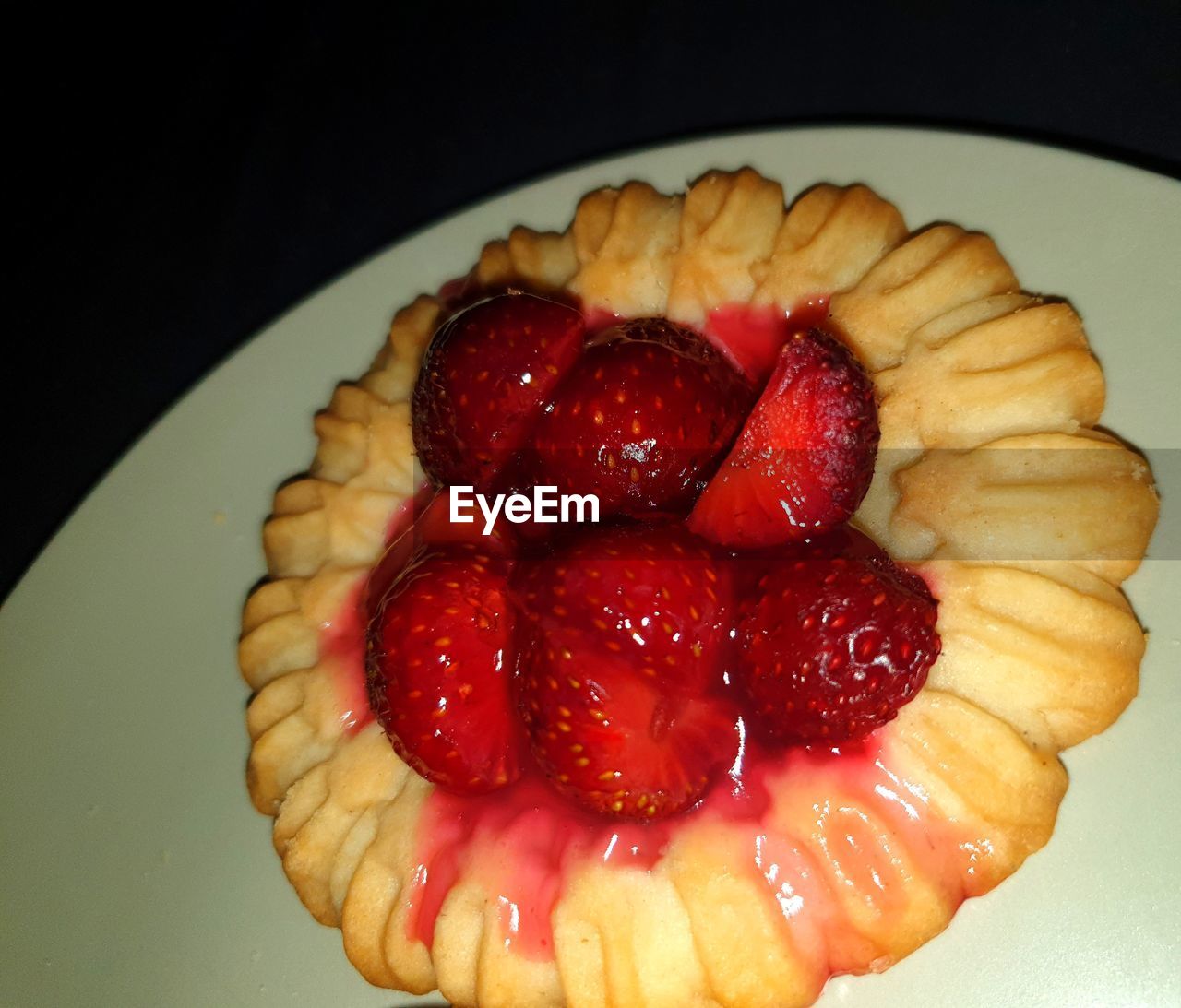 CLOSE-UP OF CAKE WITH STRAWBERRIES