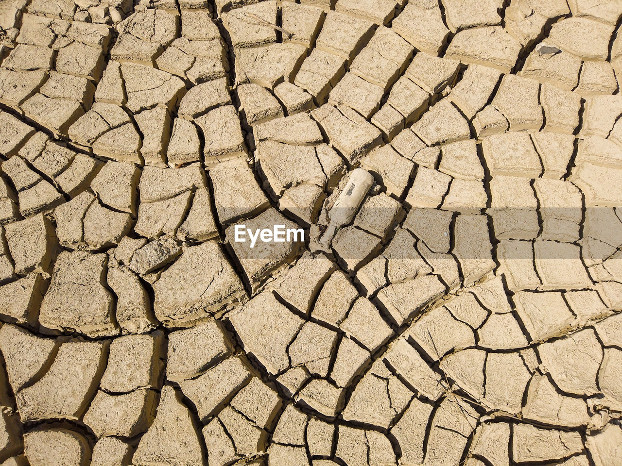 FULL FRAME SHOT OF CRACKED FIELD