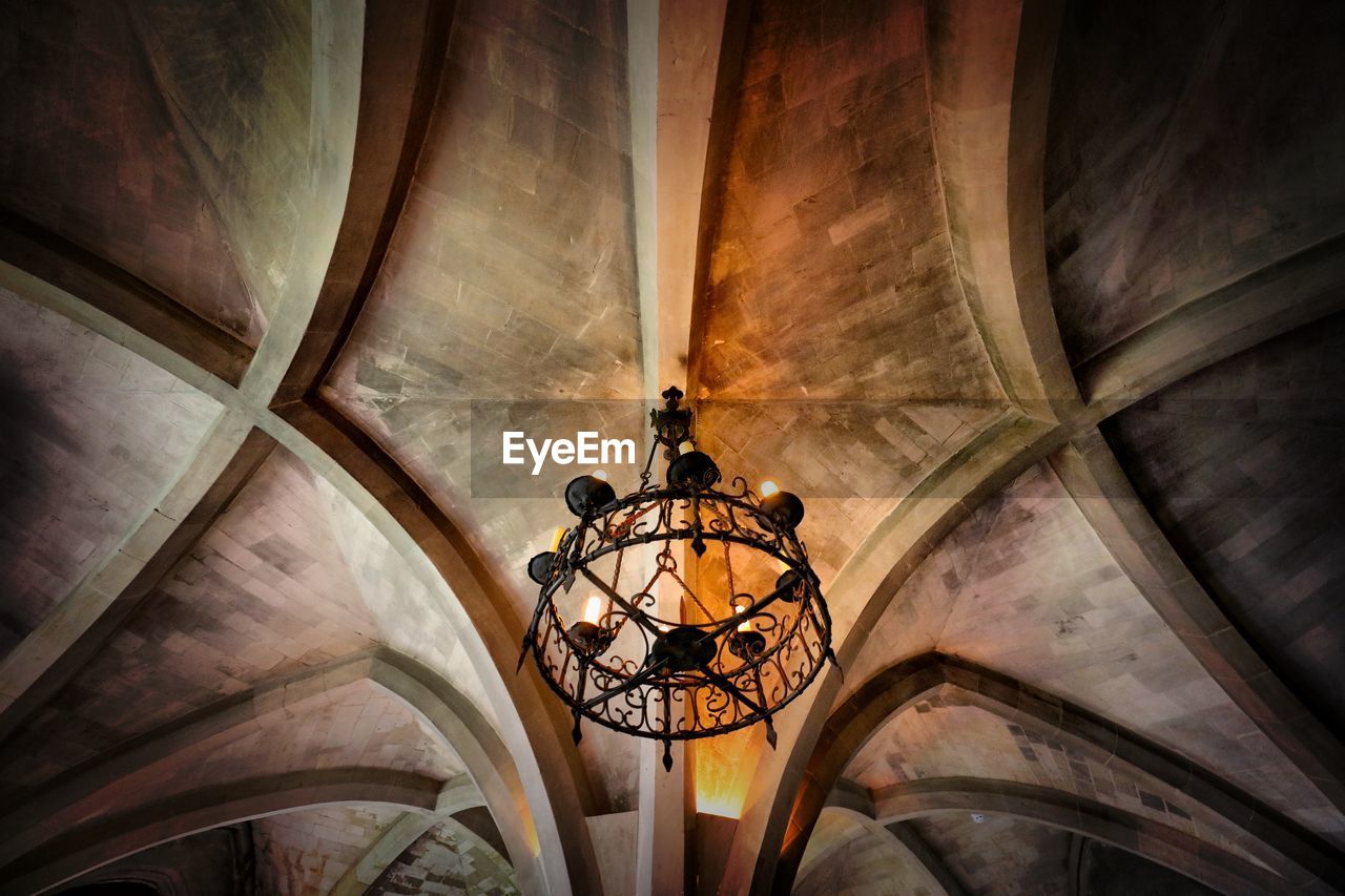 LOW ANGLE VIEW OF ILLUMINATED CEILING IN BUILDING