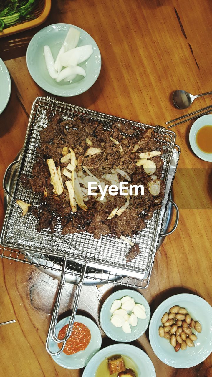 HIGH ANGLE VIEW OF BREAKFAST IN BOWL