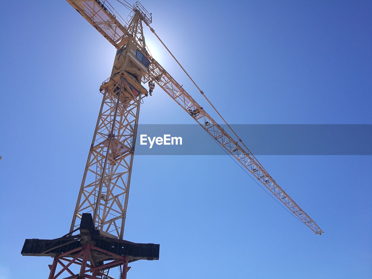 LOW ANGLE VIEW OF CRANE AGAINST CLEAR SKY