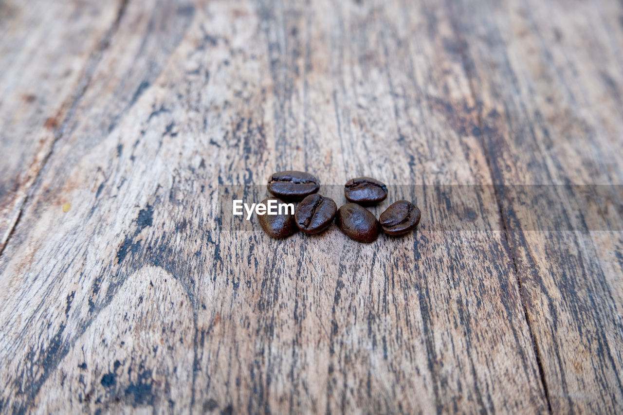 HIGH ANGLE VIEW OF A COFFEE ON TABLE