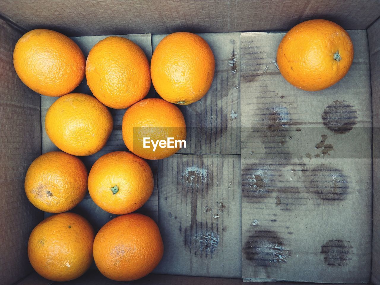 HIGH ANGLE VIEW OF ORANGE ORANGES ON WOODEN TABLE