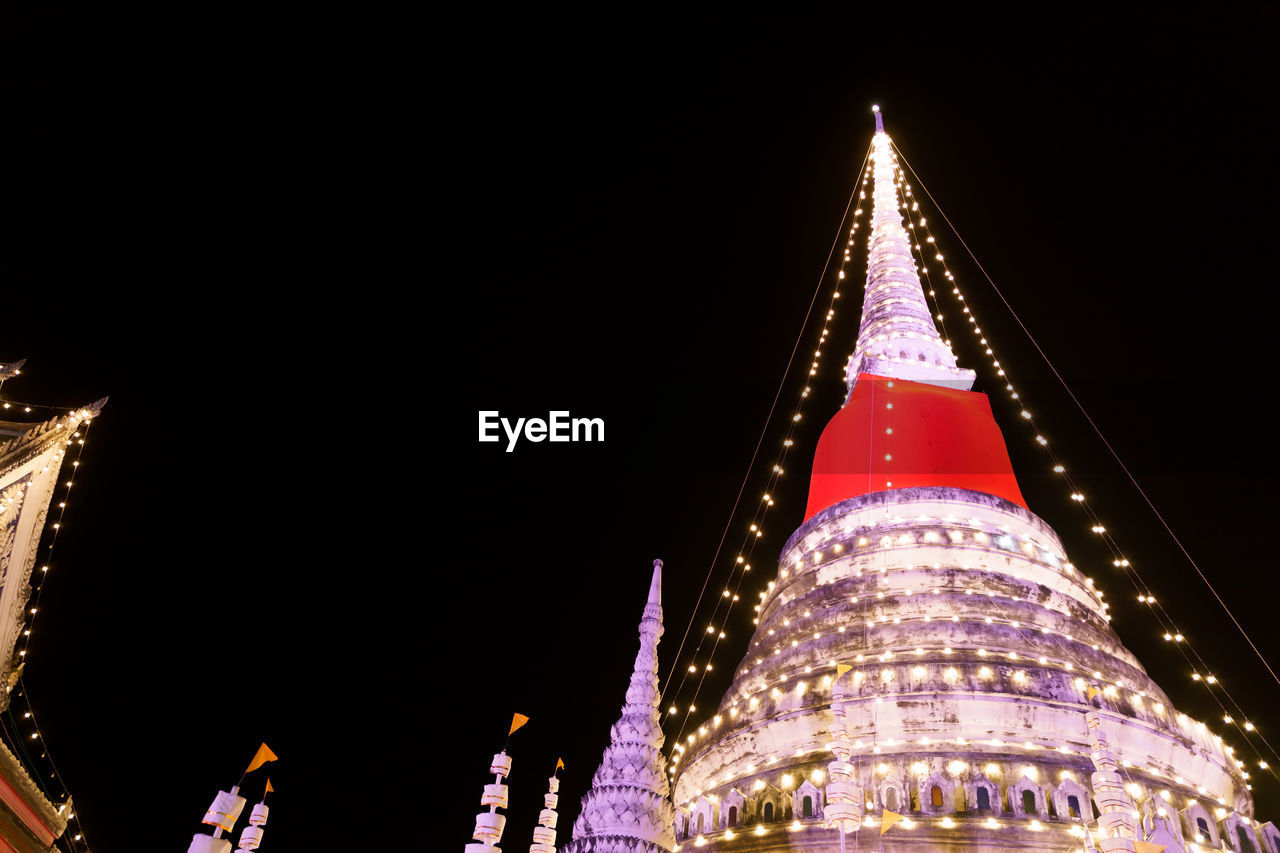 LOW ANGLE VIEW OF ILLUMINATED BUILDINGS AGAINST SKY