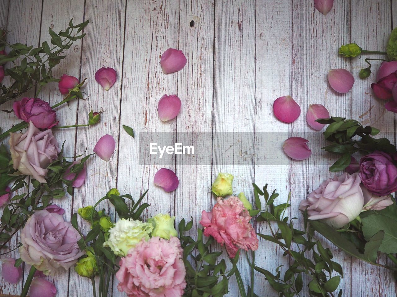 HIGH ANGLE VIEW OF ROSE BOUQUET ON TABLE