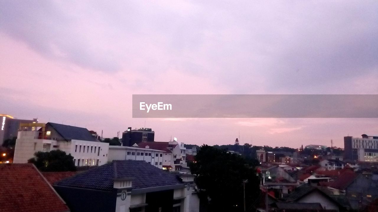 VIEW OF CITYSCAPE AGAINST CLOUDY SKY