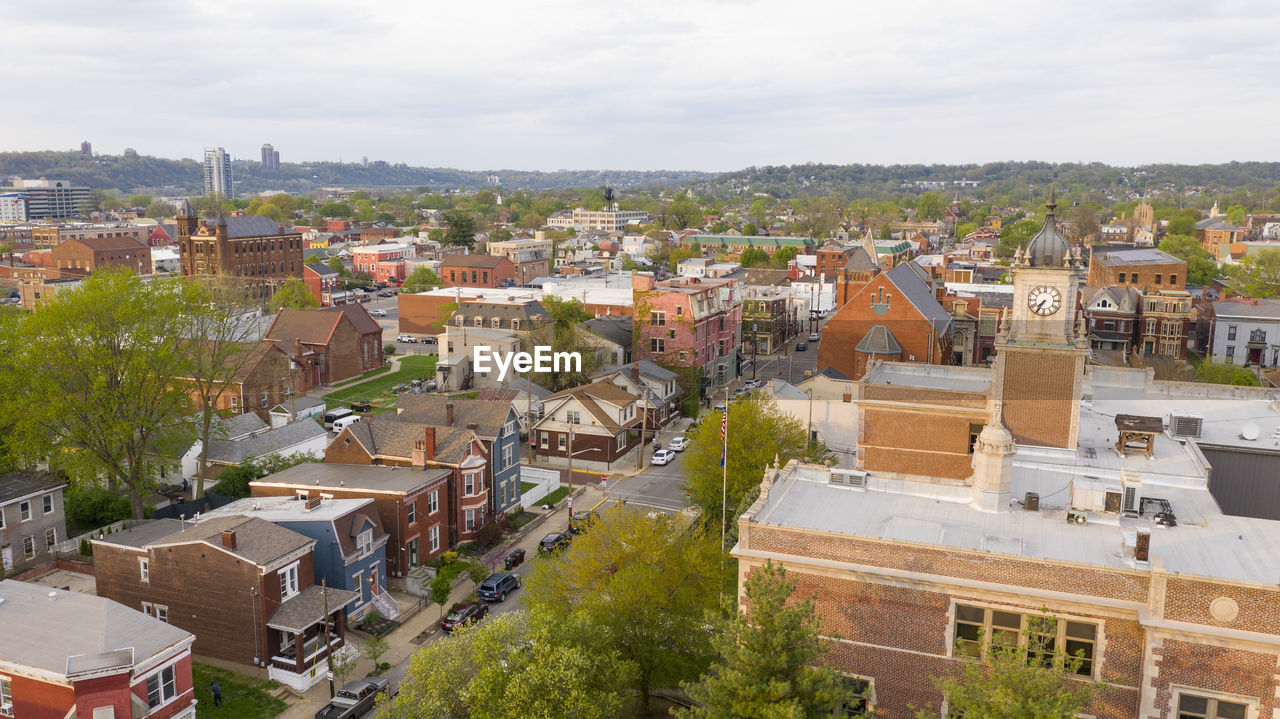 HIGH ANGLE VIEW OF BUILDINGS IN TOWN