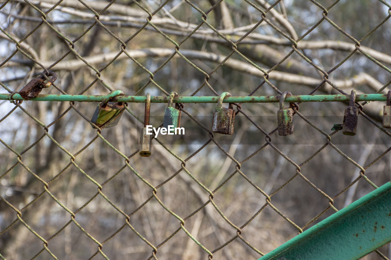 FULL FRAME SHOT OF CHAINLINK FENCE AGAINST WIRE