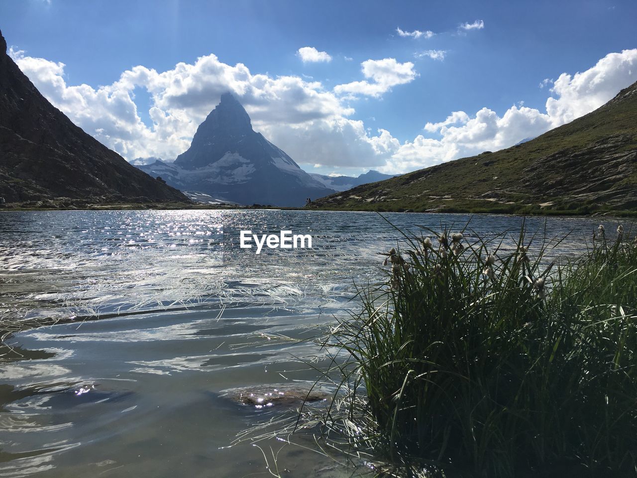 SCENIC VIEW OF LAKE BY MOUNTAIN AGAINST SKY