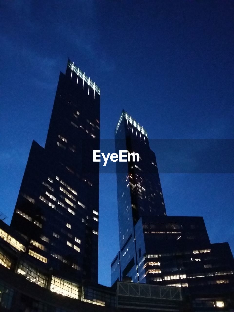 LOW ANGLE VIEW OF MODERN BUILDING AGAINST SKY