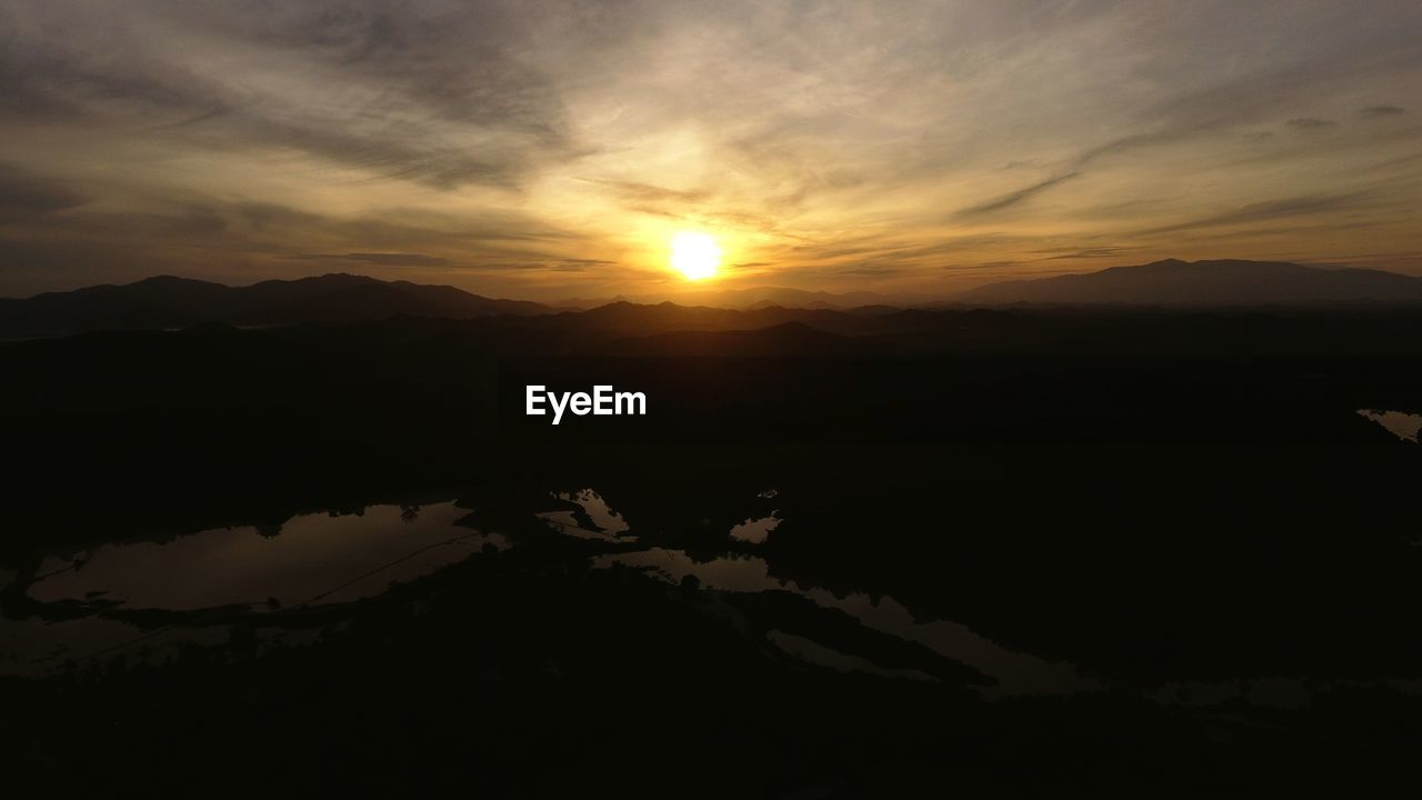 SCENIC VIEW OF LANDSCAPE AGAINST SKY AT SUNSET