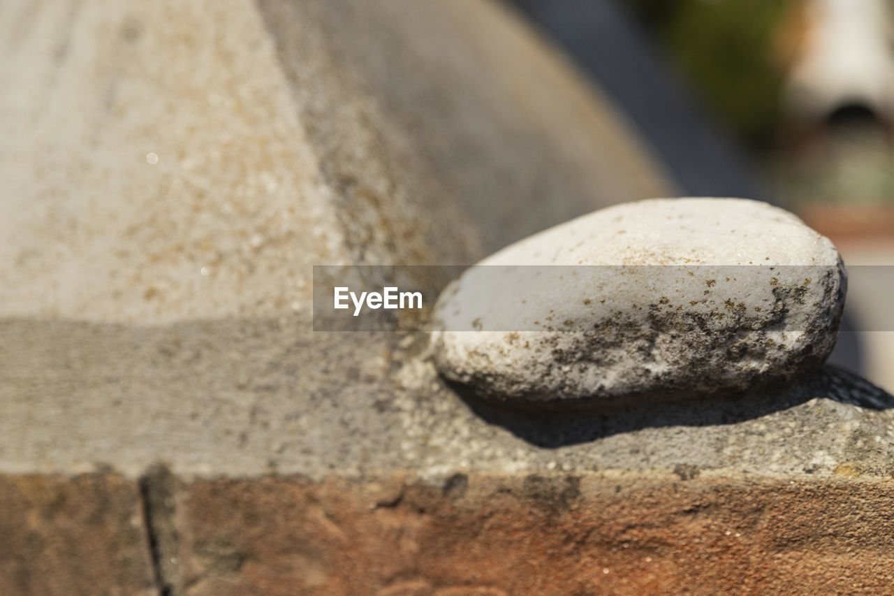 CLOSE-UP OF STONES ON PEBBLES