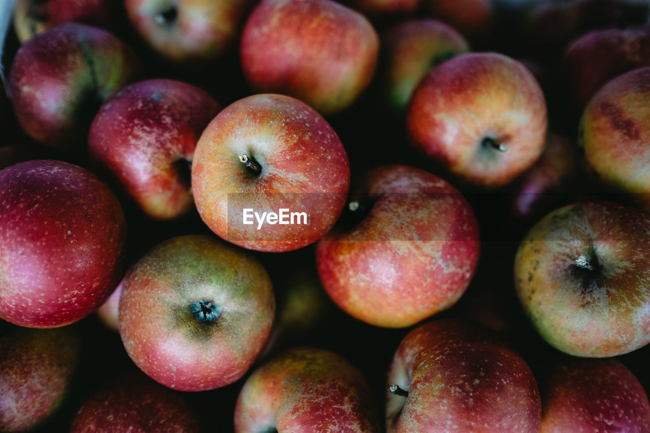 FULL FRAME SHOT OF APPLES AT MARKET