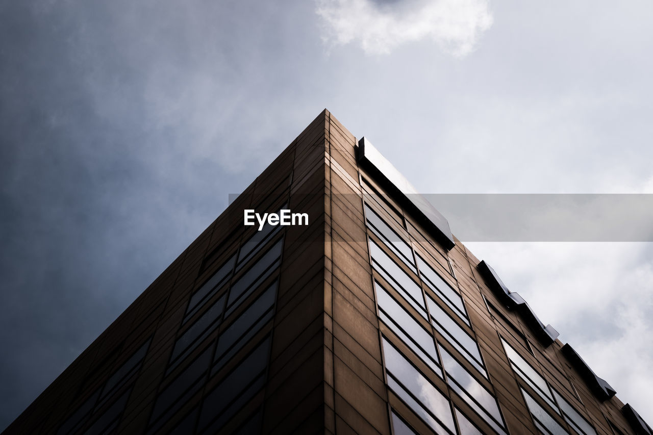 LOW ANGLE VIEW OF MODERN BUILDINGS AGAINST SKY