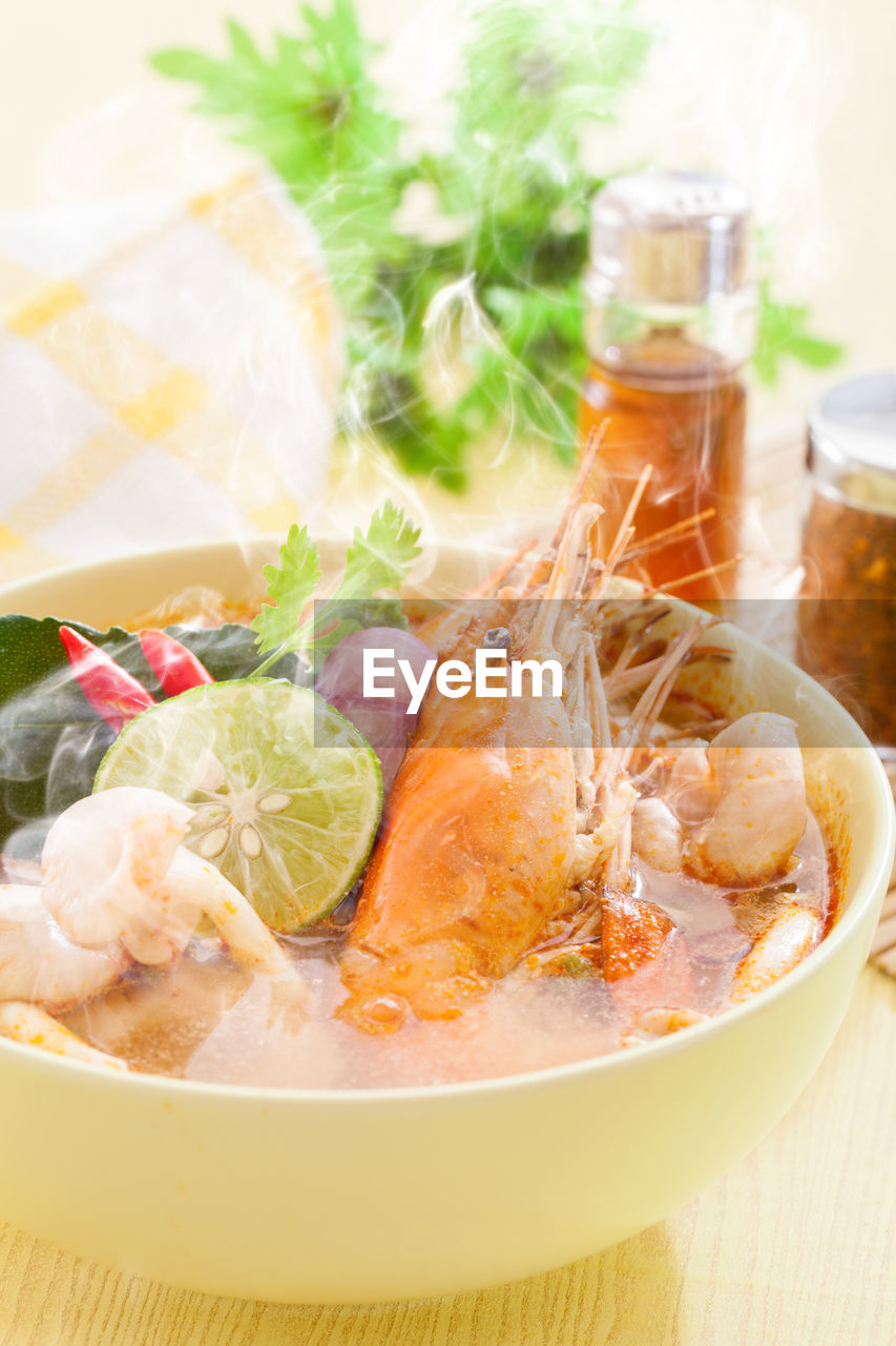 HIGH ANGLE VIEW OF FOOD IN BOWL