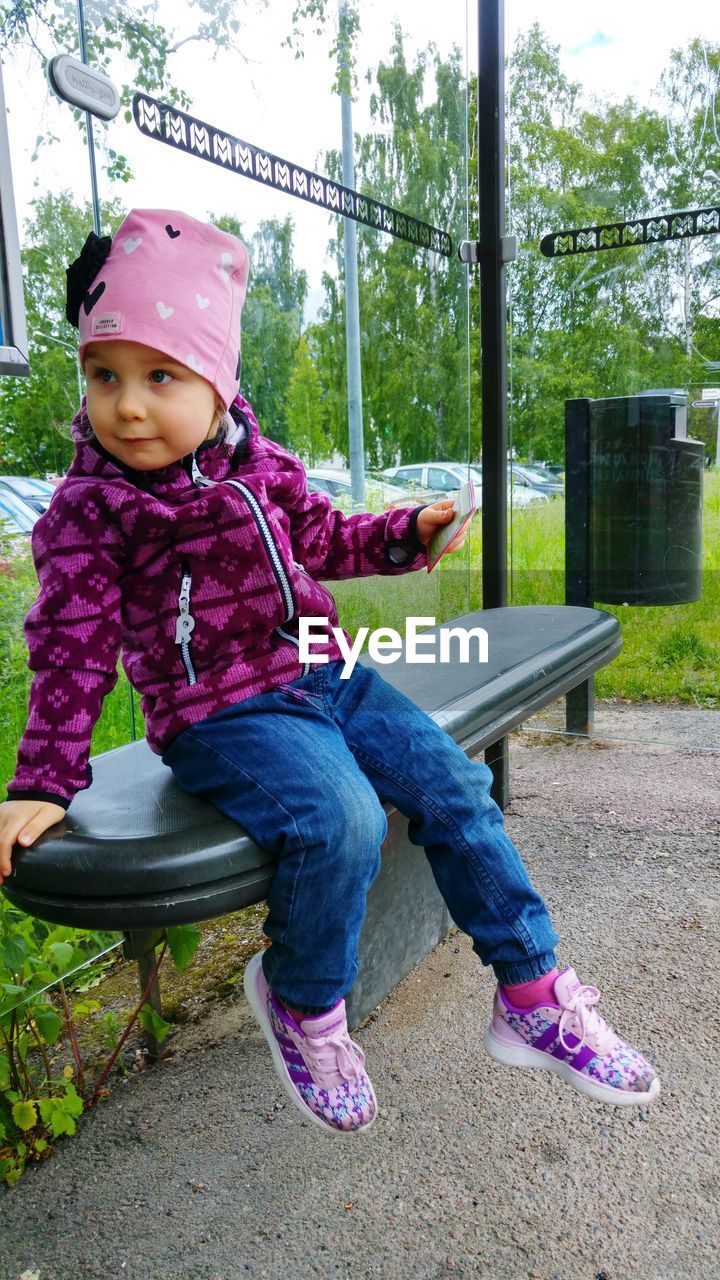 PORTRAIT OF CUTE BABY GIRL SITTING ON FLOOR