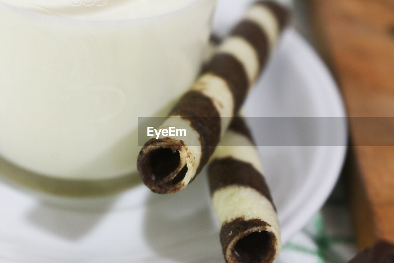 HIGH ANGLE VIEW OF DESSERT ON TABLE